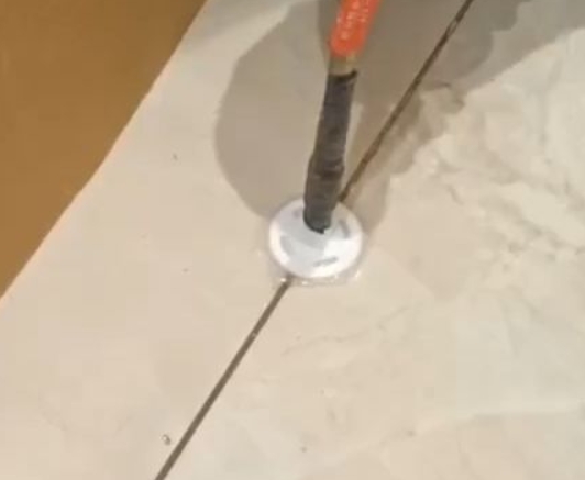 莫力达瓷砖空鼓维修公司专业解答瓷砖在铺贴过程中，如果没有涂抹均匀到位的粘结材料（如水泥砂浆或瓷砖胶），可能会导致以下问题