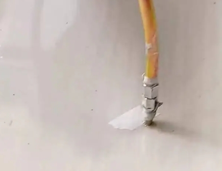 莫力达瓷砖空鼓维修公司专业解答在瓷砖铺贴过程中，如果使用的砂料过粗（如全部使用了粗砂），可能会导致以下问题